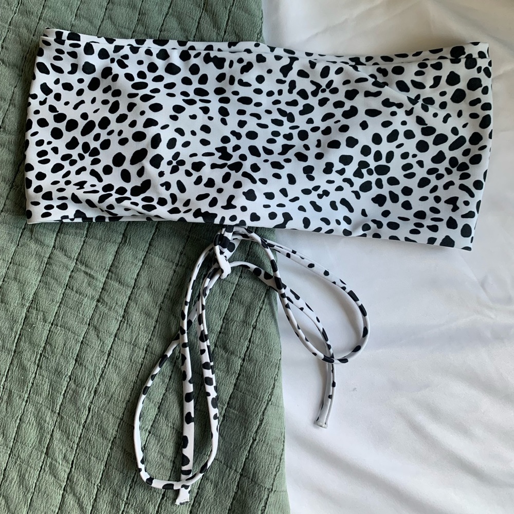 Black and white spotted strapless swimsuit bikini top.